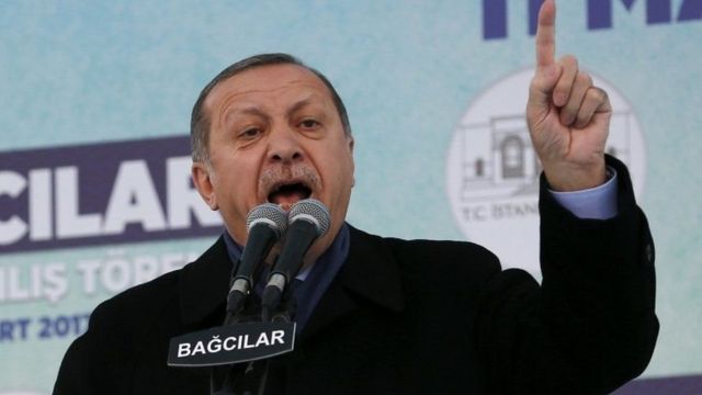 مخالفان آقای اردوغان می گویند او در حال تبدیل کردن ترکیه به یک کشور دیکتاتوری است