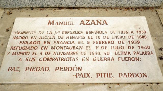 Detalle de una placa en la tumba de Manuel Azaña