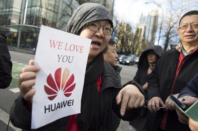 Chinesa protesta em favor da Huawei