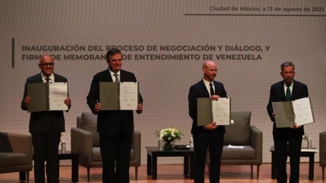 Participantes en la inauguración del diálogo entre gobierno y oposición de Venezuela en CDMX.