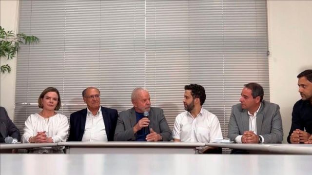 Gleisi Hoffmann, Geraldo Alckmin, Lula, André Janones e outros, durante evento em que Janones declarou seu apoio a Lula em 2022