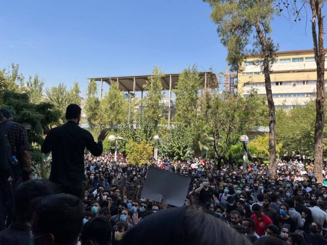 در پی جان‌باختن مهسا امینی، یکی از نخستین گروه‌هایی با برپایی تجمع به این مرگ واکنش نشان دادند، دانشجویان بودند (عکس: تجمع دانشجویان پلی‌تکنیک، منبع کانال دانشجویان متحد)
