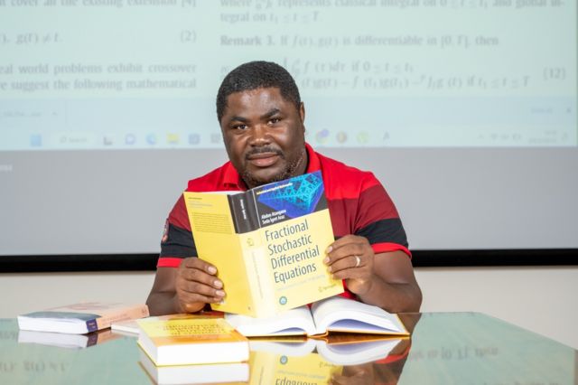 Abdon Atangana tenant un de ses livres