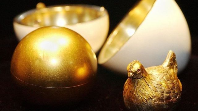 El "Huevo de la gallina", el primer huevo realizado por Fabergé para la familia real rusa.