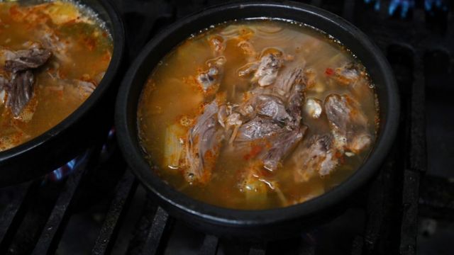 این سوپ با گوشت سگ یکی از معروف‌ترین غذاهایی است که با این نوع گوشت پخته می‌شود