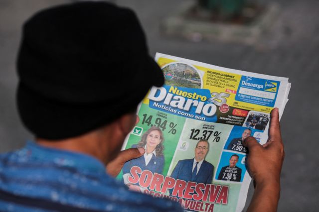Hombre guatemalteco leyendo el periódico