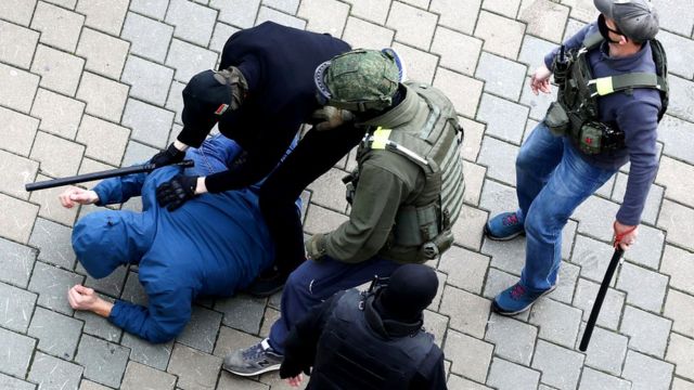 Избиение протестующего в Минске