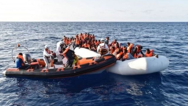 Une des nombreuses embarcations transportant des migrants
