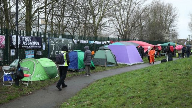 Сторонники Ассанжа разбили палаточный лагерь у здания суда