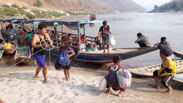 ชาวบ้านจากเมียนมาอพยพหนีภัยการสู้รบมาขึ้นฝั่งที่ตำบลแม่สามแลบ อำเภอแม่สะเรียง