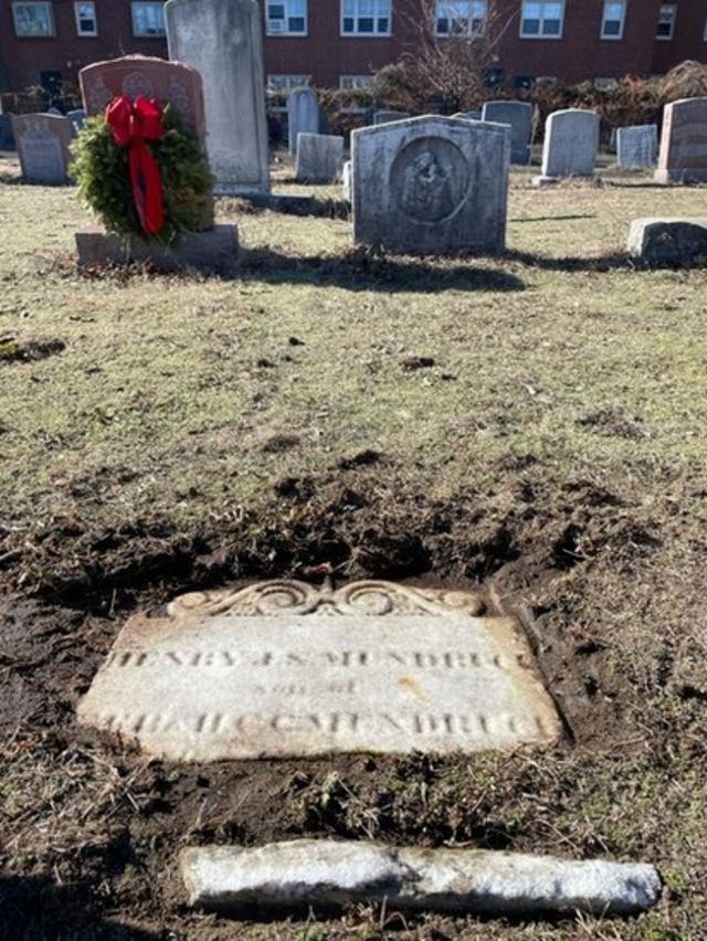 Túmulo do filho de Mundrucu em um cemitério católico Boston