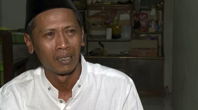Devi Athok Yulfitri, 43 tahun, kehilangan dua putrinya, Natasha Debi dan Naila Debi, serta mantan istrinya Gebi Asta Putri.