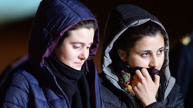 Ванесса Мардзулло и Грета Рамелли после освобождения в аэропорту Рима