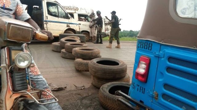 Ogige ebe ndị uweojii na-akwụsị ma na-enyocha ụgbọala dị icheiche