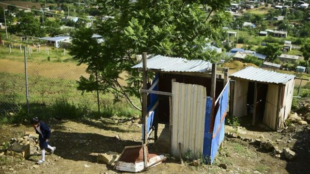 En el país existen miles de escuelas sin baños o en condiciones deplorables.