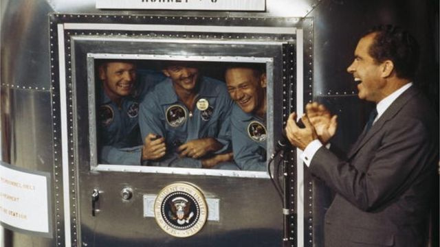 Richard Nixon con la tripulación del Apollo 11.