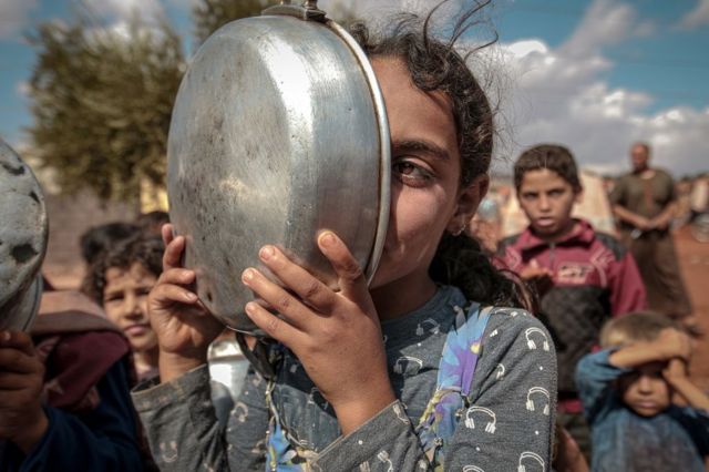 أطفال مصطفون لتلقي المساعدات الغذائية في إدلب، سوريا في 7 أكتوبر / تشرين الأول 2019.