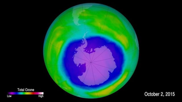 Mapa que muestra el agujero en la capa de ozono sobre la Antártida