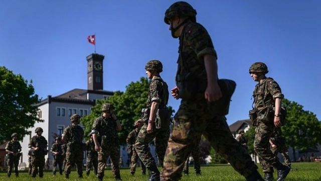瑞士，所有身体健康的男子都要服兵役，都配枪保存在家中，但是瑞士保持军事独立(photo:BBC)