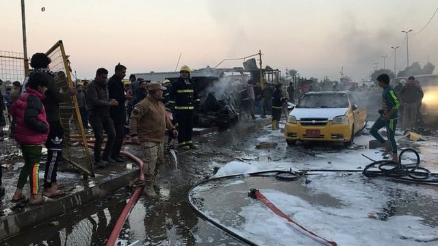 رجال مطافئ يتدخلون عقب الانفجار الذي استهدف مدينة الصدر في العاصمة العراقية بغداد