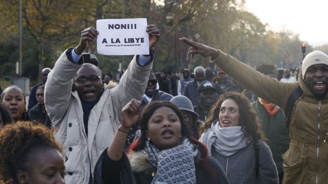 Manifestation à Paris Contre L'esclavage En Libye - BBC News Afrique