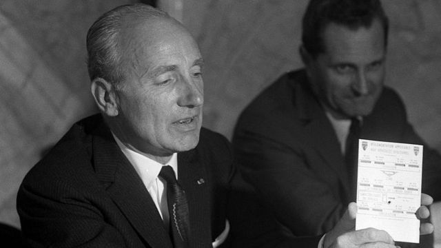 প্যারিসের সাবেক পুলিশ প্রধান মরিস প্যাপঁ এক সংবাদ সম্মেলনে - ১৯৬৫