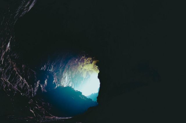 Luz dentro de una cueva