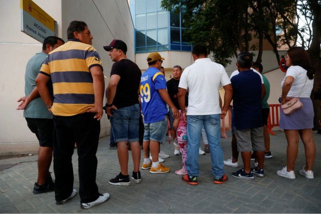 Familiares de los víctimas se aglutinan en las puertas del Palacio de Deportes de Murcia a la espera de información. 