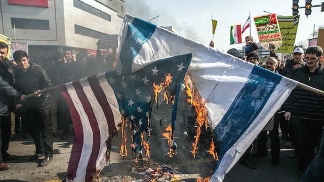 آتش زدن پرچم اسرائیل و آمریکا در تظاهرات