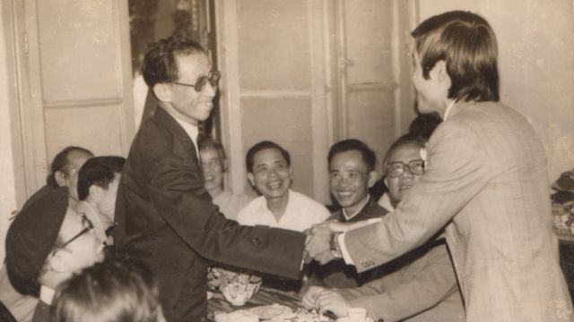Tác giả Ba Sàm Nguyễn Hữu Vinh (bìa phải) cùng Thứ trưởng thường trực Bộ Nội vụ (nay là Bộ Công an) Trần Đông, tháng 3/1983