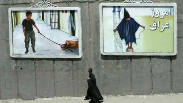 Vallas en Irán mostrando las torturas de Abu Ghraib.