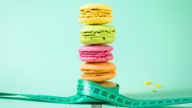 很多科学家认为，仅仅是糖不会造成肥胖症，但糖往往是高热量饮食的一部分