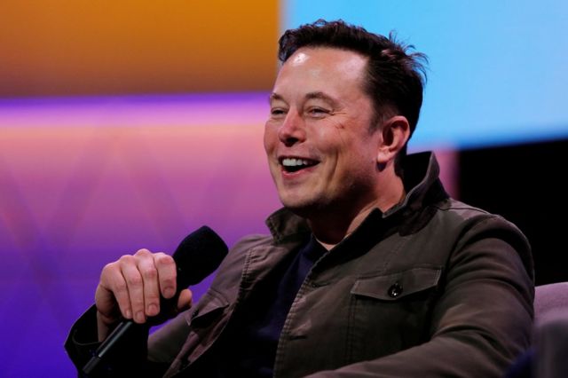 Elon Musk durante una conversación con el legendario diseñador de videojuegos Todd Howard en la Convención E3 en Los Ángeles, el 13 de junio de 2019.