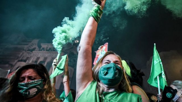 La marea verde celebrando a legalización del aborto frente a la sede del Congreso en Argentina.