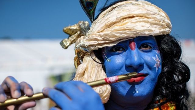 श्रीकृष्ण का रुप बनाए एक शख्स