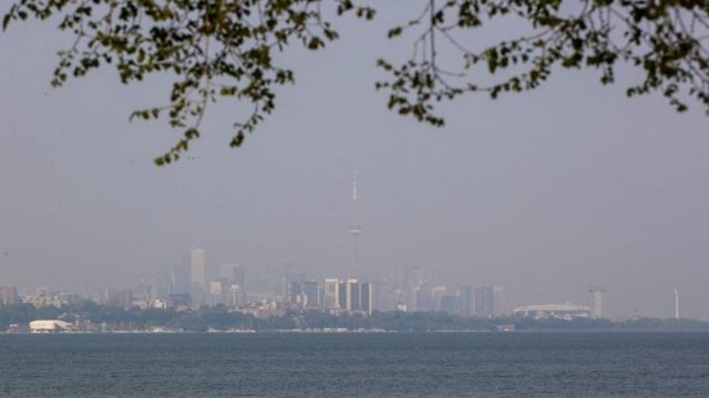 El horizonte de Toronto tiene una capa de humo de los incendios forestales en Ontario y Quebec.