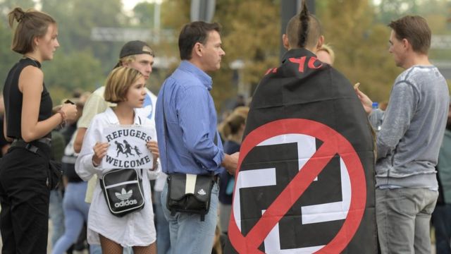 공연에 참석한 많은 사람들이 반 나치 간판을 들고 나왔으며 몇몇은 '나치는 가라'고 외쳤다