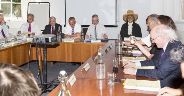 Jeremy Bentham (con sombrero) participa en una reunión del consejo académico del University College de Londres