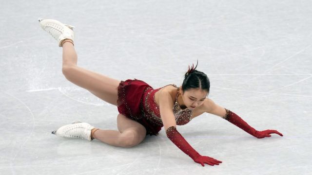 Zhu Yi té ngã trong phàn thi Trượt băng Tự do Đơn nữ vào ngày thứ ba của Thế vận hội Olympic mùa đông Bắc Kinh 2022 hôm 7 tháng 2 năm 2022