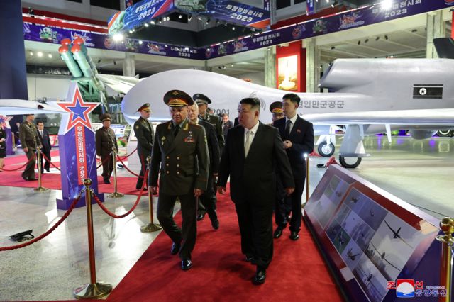 Шойгу и Ким Чен Ын осматривают северокорейские дроны