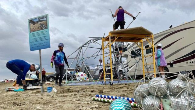Algumas pessoas têm se arriscado e deixado o festival a pé