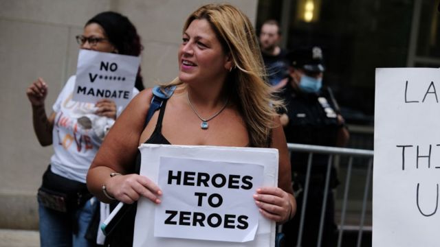 Trabalhadores de saúde protestam contra a vacina obrigatória em Nova York