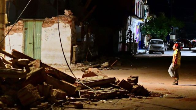 Un hombre mira una vivienda destruida