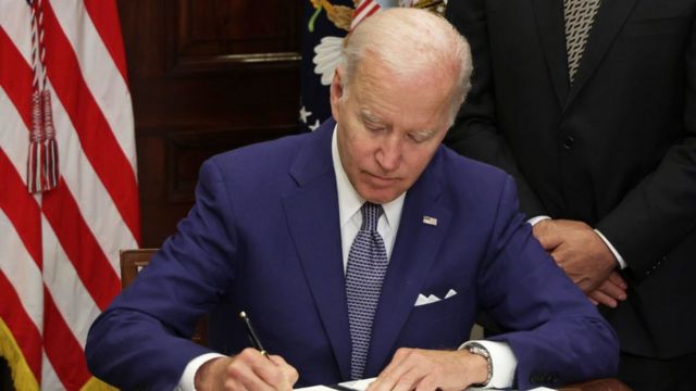 El presidente de EE.UU. Joe Biden firma la orden ejecutiva protegiendo el acceso al aborto
