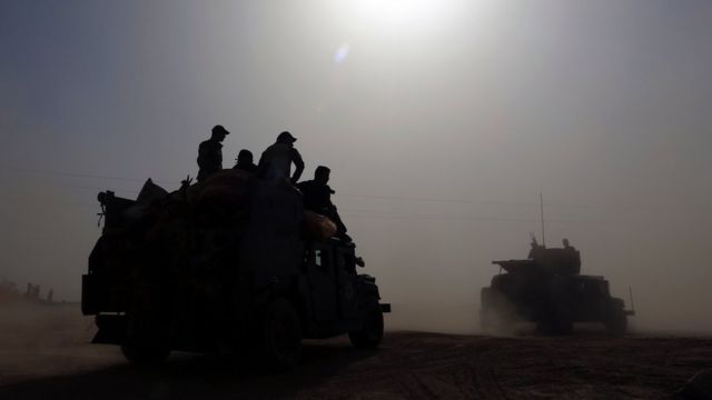 Tropas de élite del ejército de Irak en ruta a Mosul