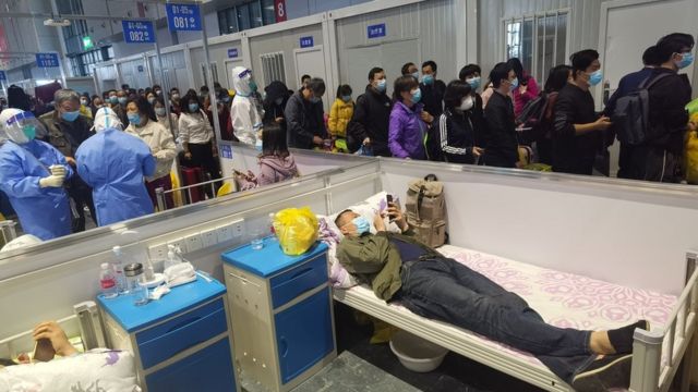 Şanghay'da Covid hastalarının yatırıldığı bir hastanede, test sonucu iki kez negatif çıkanlar, hastaneyi terk etmek için kuyruk oluşturmuş.