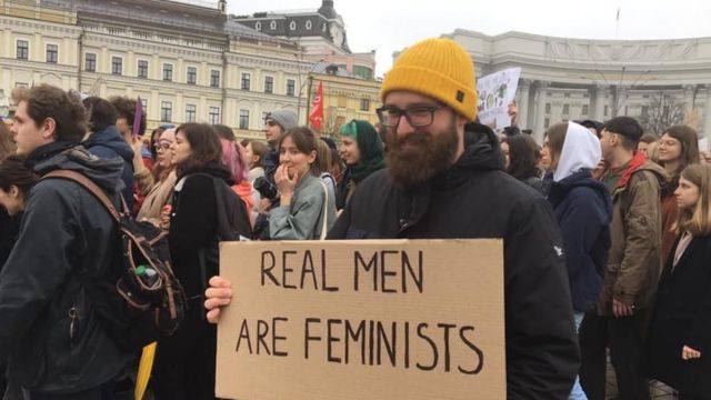 "Справжні чоловіки - феміністи", - написано на плакаті одного з учасників "Маршу жінок"