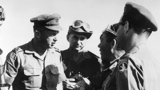 إسحق رابين (يسار) كان رئيس أركان الجيش الإسرائيلي في عام 1967