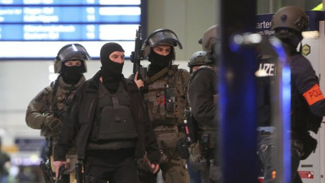 Поліція оточила вокзал у Дюссельдорфі, де стався напад