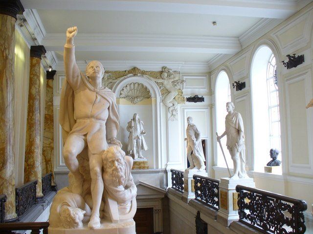 Статуя Хлуэллина Последнего в заое ратуши Кардифа